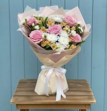 Букет цветов из:  Гвоздики, Орхидеи и Розы в Пролетарский Московской области