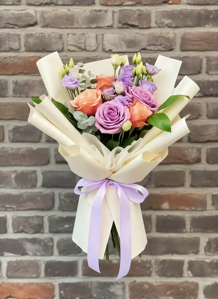 Букет цветов из: Лизиантусы и Розы в Пролетарский Московской области