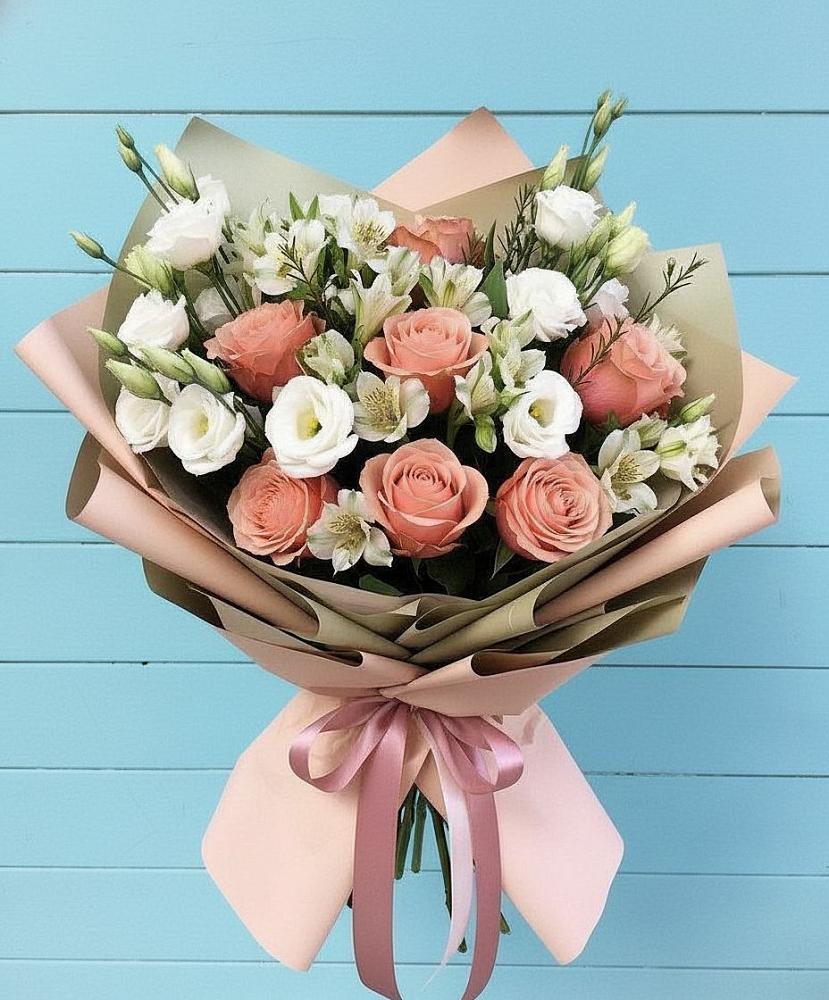 Букет цветов из: Розы, Альстромерии и Лизиантусы в Пролетарский Московской области