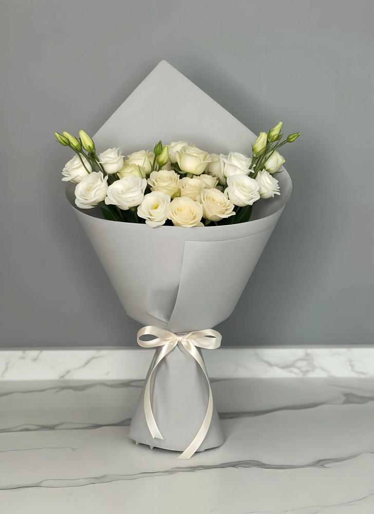 Букет цветов из: Розы и Лизиантусы в Пролетарский Московской области