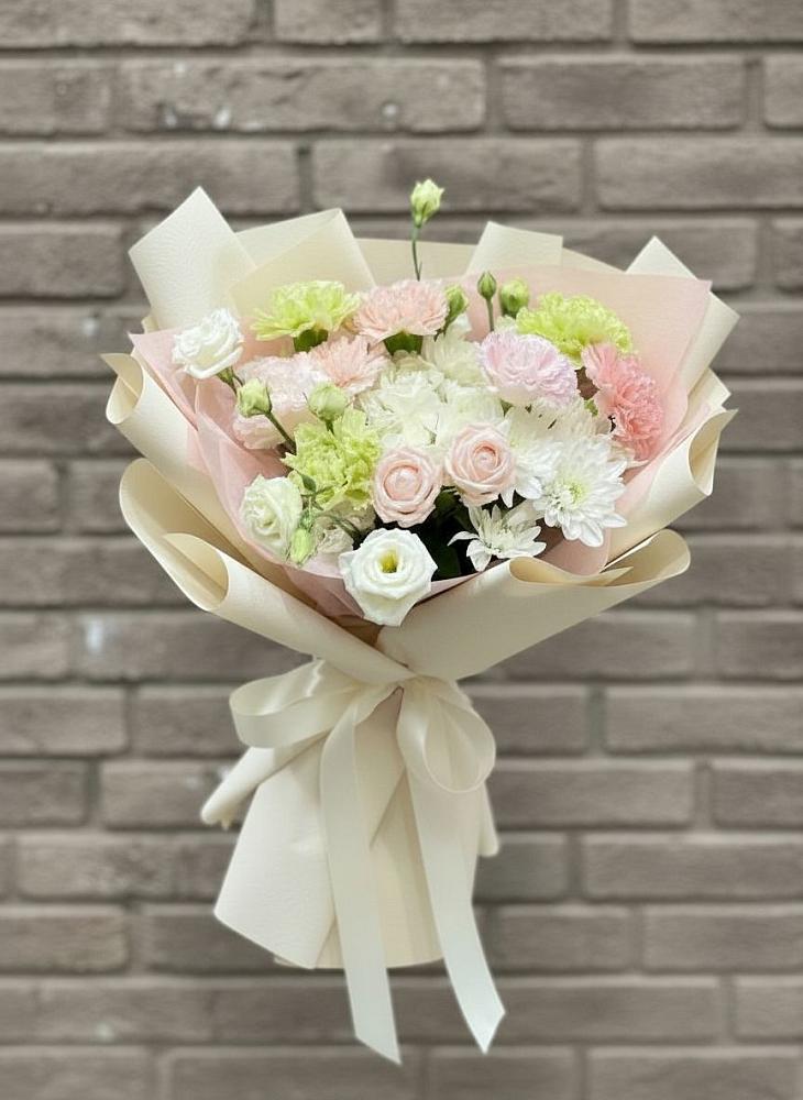 Букет цветов из: Гвоздики, Розы, Лизиантусы и Хризантемы в Пролетарский Московской области