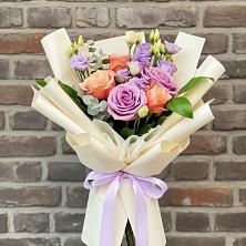 Букет цветов из:  Лизиантусы и Розы в Пролетарский Московской области