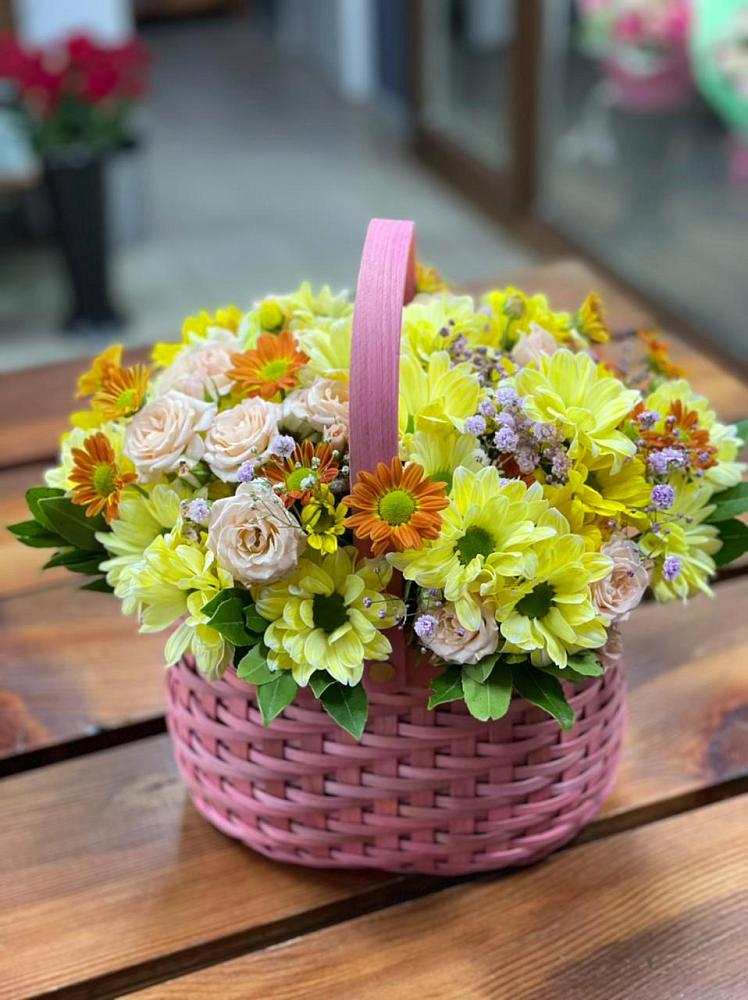Цветочная композиция из Хризантемы и Розы в корзине в Пролетарский Московской области