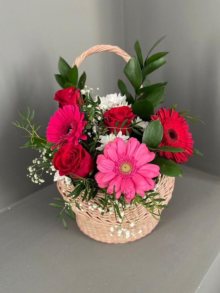 Цветочная композиция из Розы, Хризантемы и Герберы в корзине в Пролетарский Московской области